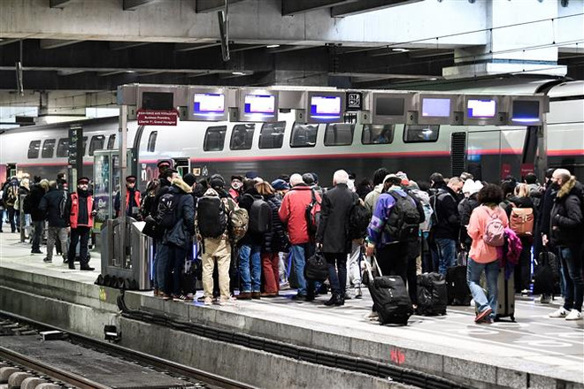 Người đi làm vé tháng đợi lên tàu tại nhà ga Gare de Montparnasse ở Paris, Pháp. (Ảnh: AFP/TTXVN) Pháp: Phản đối cải cách lương hưu, đình công quy mô lớn tại Pháp ảnh 1