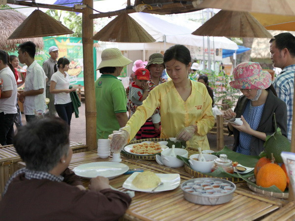 Thực khách thưởng các món ăn đặc sản tại Liên hoan năm 2013. (Ảnh: Quang Nhựt/TTXVN) TP.HCM: Liên hoan ẩm thực đất phương Nam lần 4-2014 ảnh 1