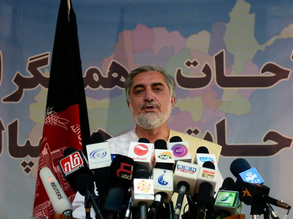 Ứng cử viên Tổng thống Afghanistan Abdullah Abdullah phát biểu trong buổi họp báo tại Kabul ngày 14/5. (Ảnh: AFP/TTXVN) Afghanistan sẽ phải tiến hành bầu cử tổng thống vòng 2 ảnh 1