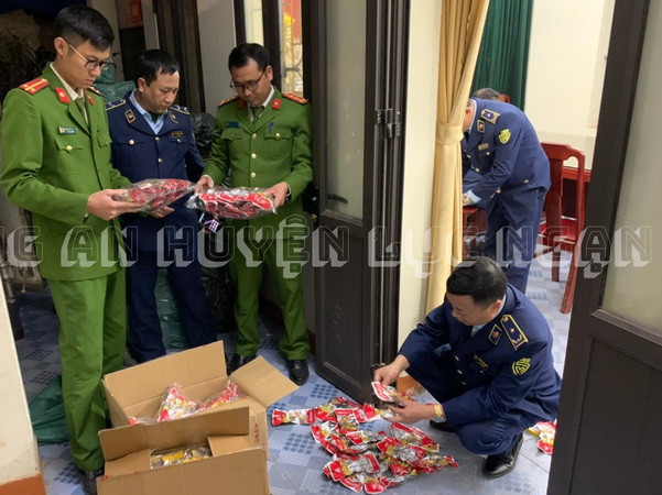 Bắc Giang: Phát hiện ôtô chở hai tấn chân gà không rõ nguồn gốc ảnh 1