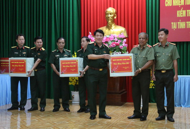 Đại tướng Lương Cường tặng quà Tết cho tập thể Công an tỉnh Trà Vinh. (Ảnh: Thanh Hòa/TTXVN) Đại tướng Lương Cường thăm, tặng quà Tết quân và dân tỉnh Trà Vinh ảnh 1