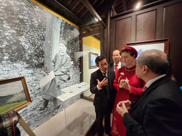 Không gian trưng bày “Vua Hàm Nghi-Cuộc đời và nghệ thuật” ảnh 1