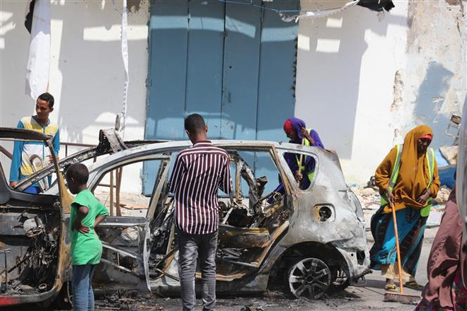 Hiện trường một vụ đánh bom xe ở Mogadishu, Somalia. (Ảnh: AFP/TTXVN) Việt Nam lên án bạo lực, khủng bố nhằm vào dân thường tại Somalia ảnh 1