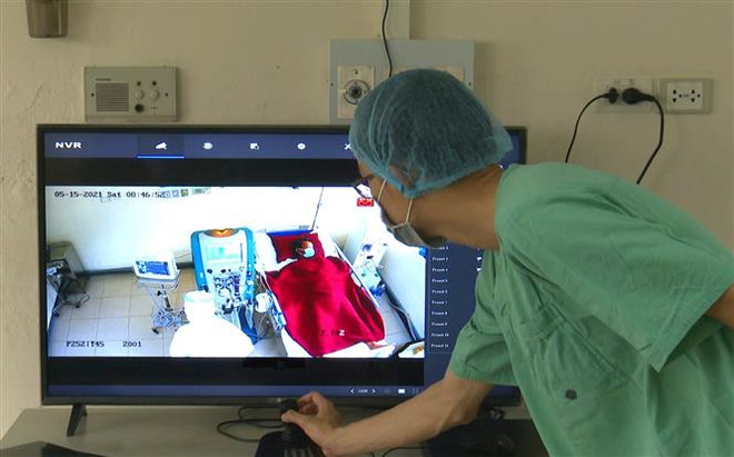 Theo dõi bệnh nhân qua hệ thống camera. (Ảnh: Tường Vi/TTXVN) Ứng dụng công nghệ thông tin vào công tác phòng, chống dịch COVID-19 ảnh 1