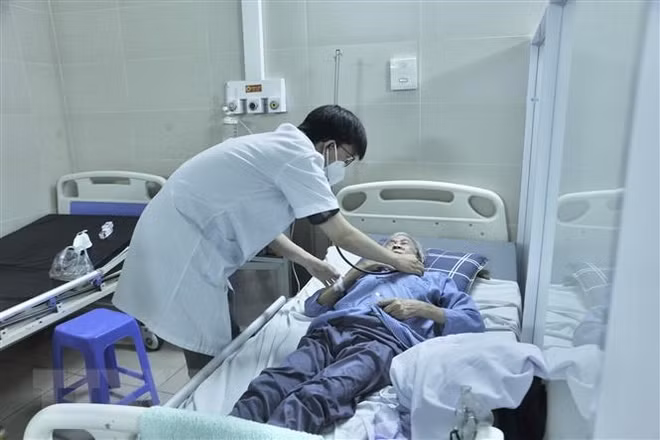 COVID-19: Hàng ngày ghi nhận hơn 2000 ca mắc mới, vẫn có ca tử vong ảnh 1