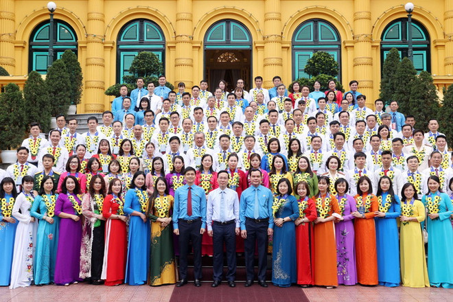 Chủ tịch nước Võ Văn Thưởng chụp ảnh lưu niệm với các đại biểu. (Ảnh: Thống Nhất/TTXVN) Bảo vệ quyền lợi hợp pháp, chính đáng của đoàn viên, người lao động ảnh 2