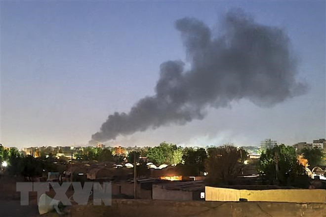 Khói bốc lên sau các cuộc giao tranh giữa quân đội Sudan và lực lượng bán quân sự RSF ở Khartoum, Sudan, ngày 6/5. (Ảnh: AFP/TTXVN) Giao tranh ở Sudan: Saudi Arabia xác nhận các bên nối lại đàm phán ảnh 1