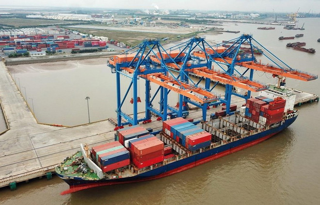Container tại một cảng biển Việt Nam. (Ảnh: CTV/Vietnam+) Thặng dư thương mại đạt 3,6 tỷ USD trong tháng đầu năm 2023 ảnh 2