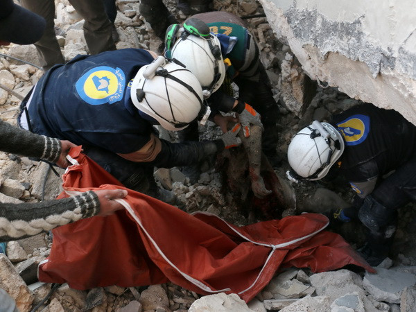 Nhân viên dân sự Syria tìm kiếm nạn nhân trong những đống đổ nát sau các vụ không kích và nã pháo tại Aleppo ngày 19/11. (Nguồn: AFP/TTXVN) Liên hợp quốc cảnh báo "thời gian sắp hết" cho các nỗ lực tại Aleppo ảnh 1