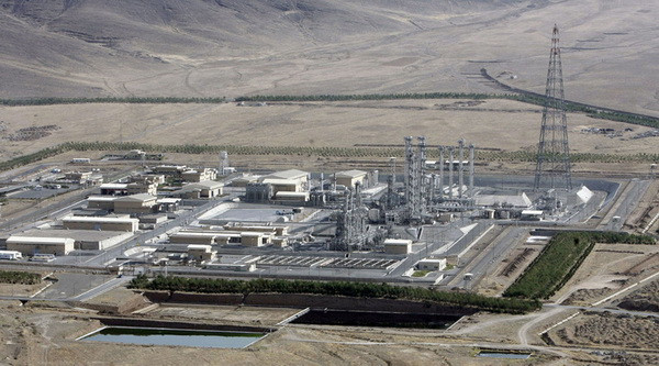 Toàn cảnh lò phản ứng hạt nhân nước nặng Arak tại thành phố Arak, miền Trung Iran. (Nguồn: Reuters/TTXVN) Iran đã chuyển một phần nước nặng dư thừa tới Oman ảnh 1