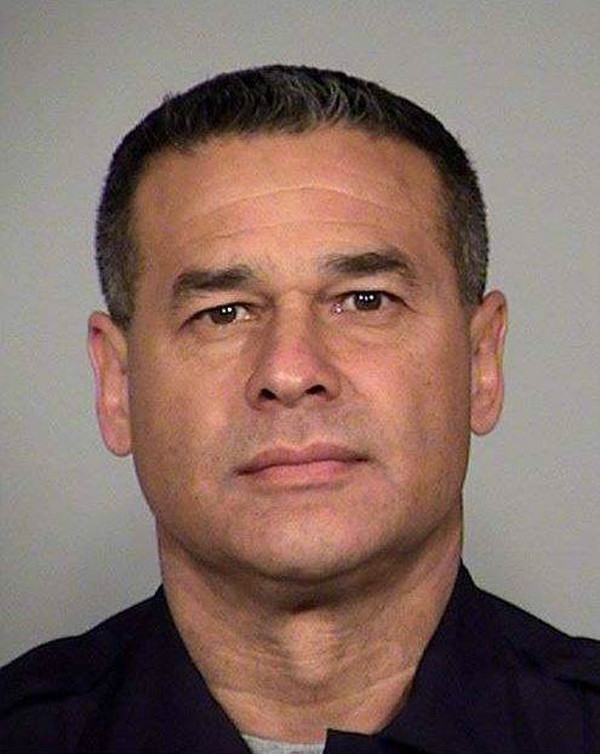 Dừng xe ghi vé phạt, cảnh sát giao thông Mỹ bị bắn chết ảnh 1