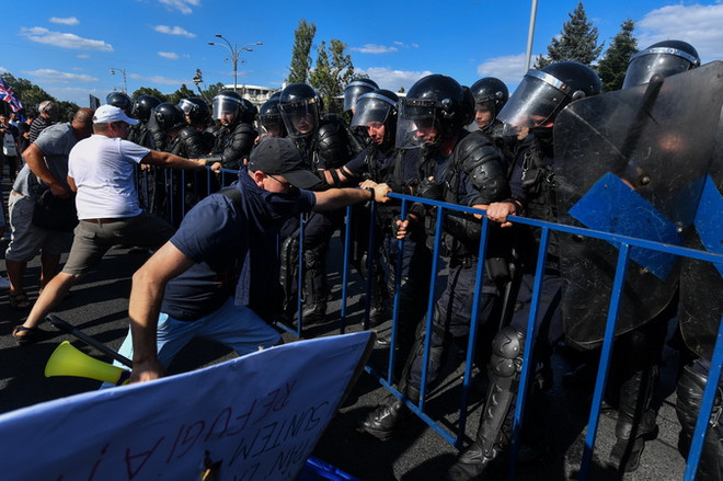 Romania: Đụng độ trong biểu tình chống tham nhũng, 450 người bị thương ảnh 1