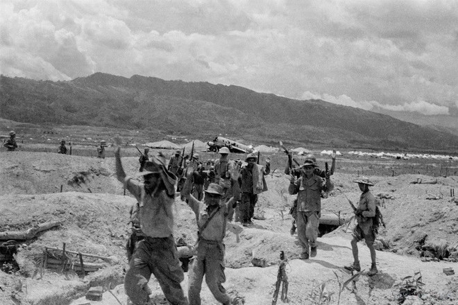 Ngày 22/4/1954, vị trí 206 bị quân đội ta tiêu diệt, quân địch còn sống sót giơ tay xin hàng. (Ảnh: Tư liệu TTXVN) ttxvn_chien_thang_dien_bien_phu_dot_tan_cong_thu_hai_noi_khiep_so_danh_cho_quan_phap.jpg