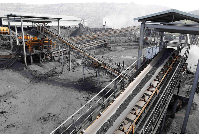 Một góc phân xưởng sàng tuyển than thuộc Công ty Cổ phần Than Cọc Sáu. (Ảnh: Trần Việt/TTXVN) ttxvn_1402_than (3).jpg