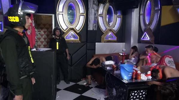Hải Dương: Đột kích quán karaoke, hơn 100 đối tượng đang dùng ma túy ảnh 1