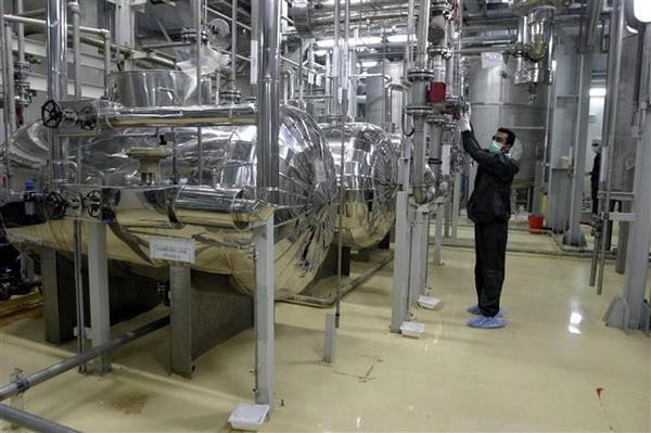 Kỹ thuật viên Iran làm việc tại nhà máy làm giàu urani ở Isfahan. (Nguồn: AFP/TTXVN) Nga: Iran lâu nay vẫn tuân thủ quy định về mức độ làm giàu urarium ảnh 1