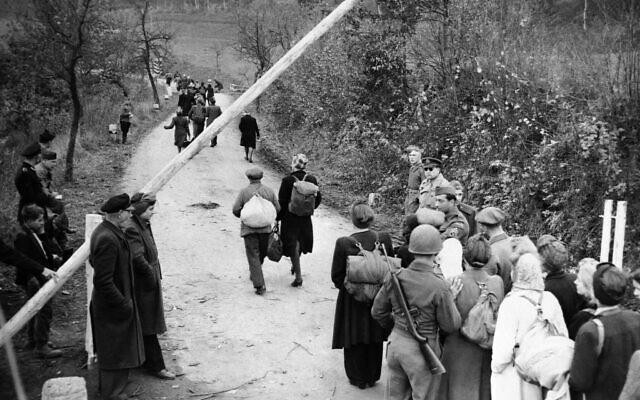 Công khai trực tuyến 850.000 tài liệu về các nạn nhân Do Thái ảnh 1