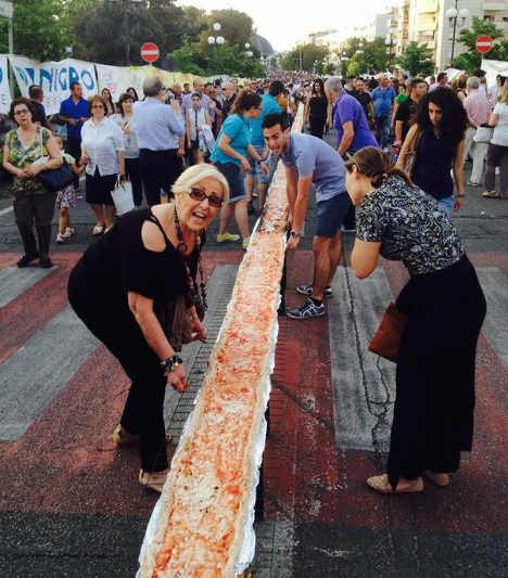 Italy lấy lại kỷ lục với chiếc bánh pizza 1.229m dài nhất thế giới ảnh 1