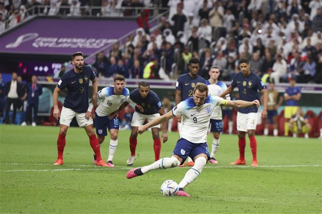 Trên chấm phạt đền, tiền đạo Anh Harry Kane (số 9) dứt điểm căng vọt xà, bỏ lỡ cơ hội cầm hòa cho đội nhà. (Ảnh: THX/TTXVN) World Cup 2022: Đội tuyển Anh và nỗi ám ảnh từ chấm 11m ảnh 1
