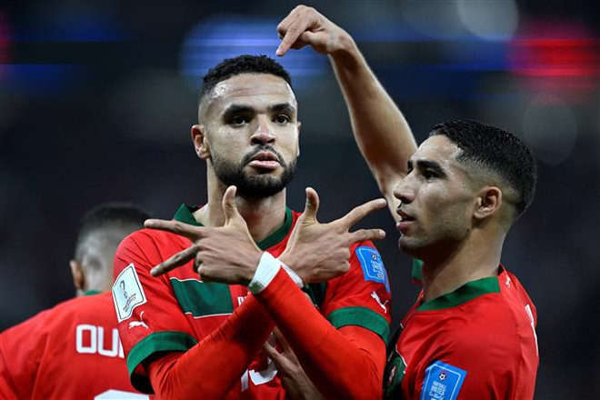 Tiền đạo Maroc Youssef En-Nesyri (trái) ăn mừng sau khi ghi bàn thắng duy nhất của trận đấu với Bồ Đào Nha. (Ảnh: AFP/TTXVN) 'Người tên lửa' Youssef En-Nesyri của đội tuyển Maroc ảnh 1