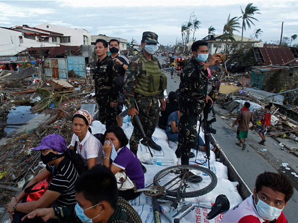 Binh lính Philippines giúp người dân Tacloban khắc phục hậu quả siêu bão Haiyan. (Nguồn: Reuters) Bộ Quốc phòng ủng hộ quân đội Philippines 30.000 USD ảnh 1