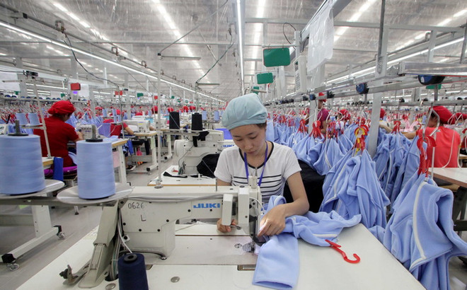 Công ty TNHH may Tinh Lợi, tại Khu công nghiệp Lai Vu, huyện Kim Thành, thành phố Hải Dương, đầu tư nhà xưởng, dây chuyền hiện đại, mỗi tháng xuất khẩu hàng triệu sản phẩm, tạo việc làm ổn định cho 8.000 lao động. (Ảnh: Trần Việt/TTXVN) Chiến lược xây dựng chất lượng nguồn nhân lực trong ngành dệt may ảnh 2