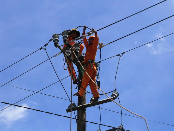 Điện lực Hà Tĩnh cấp điện nốt cho khách hàng bị ảnh hưởng của bão số 2 ảnh 1