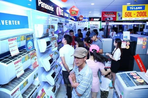 (Ảnh: Thanh Tâm/Vietnam+) Sức mua các mặt hàng giải nhiệt tăng gấp hai, ba lần ảnh 2
