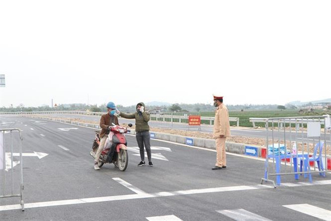 Lập chốt kiểm soát dịch tại khu vực cầu Triều, thuộc xã Thăng Long, thị xã Kinh Môn, tỉnh Hải Dương. (Ảnh: Mạnh Minh/TTXVN) Hải Dương có thêm nhiều thôn, khu dân cư kết thúc cách ly y tế ảnh 1