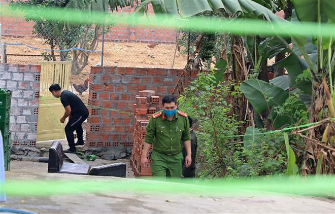Cơ quan chức năng tiến hành khám nghiệm hiện trường vụ án. (Ảnh: Thanh Hải/TTXVN) Hòa Bình: Khởi tố bị can trong vụ trọng án tại quán karaoke ảnh 1