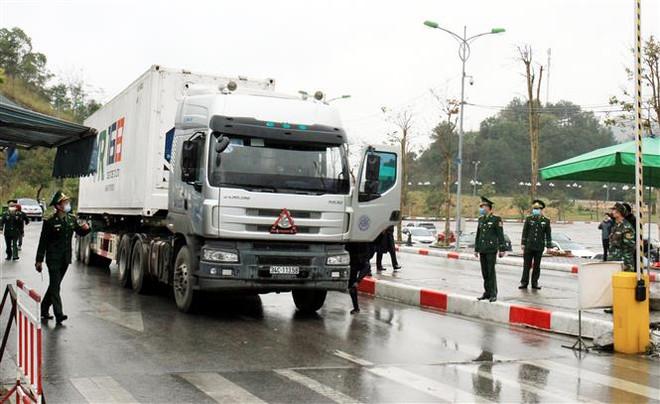 Xe chở nông sản xuất khẩu hàng sang Trung Quốc đầu tiên vào lúc 14 giờ ngày 5/2 tại Cửa khẩu Quốc tế Hữu Nghị. (Ảnh: Thái Thuần/TTXVN) Lạng Sơn chính thức thông quan hàng hóa tại Cửa khẩu Quốc tế Hữu Nghị ảnh 1