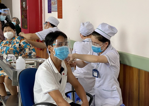 Tiêm vaccine đợt 5, mũi 2 cho cán bộ, viên chức các sở, ban, ngành tỉnh An Giang. (Ảnh: Thanh Sang/TTXVN) Ngày 27/8: Việt Nam ghi nhận 12.920 ca nhiễm, 356 ca tử vong ảnh 1