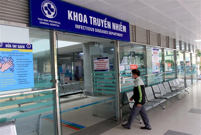 Bệnh nhân thứ 18 tiếp tục theo dõi sức khỏe tại quê nhà Thái Bình ảnh 1