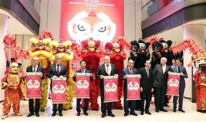 Bí thư Thành ủy Thành phố Hồ Chí Minh Nguyễn Thiện Nhân cùng Bộ trưởng Bộ Công Thương Trần Tuấn Anh; Bộ trưởng Kinh tế và Năng lượng Đức Peter Altmaier và Đại sứ Đức tại Việt Nam Christian Berger thực hiện nghi thức khánh thành Ngôi nhà Đức. (Ảnh: Xuân Khu/TTXVN) Khánh thành Ngôi nhà Đức - Biểu tượng của quan hệ Việt-Đức ảnh 1