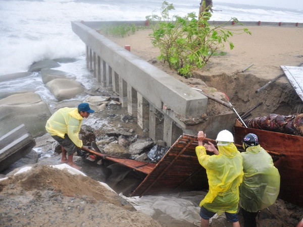 Miền Trung mưa giảm dần, mưa dông mạnh trên nhiều vùng biển ảnh 1