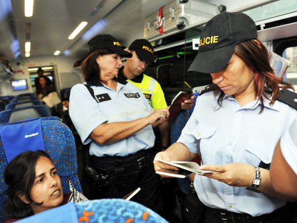 Séc tăng cường kiểm soát biên giới phía Nam để chặn người di cư ảnh 1