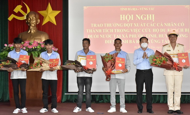 Bà Rịa-Vũng Tàu: Khen thưởng các cá nhân cứu du khách đuối nước ảnh 1