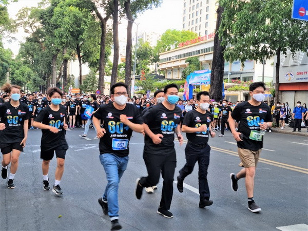 TP.HCM: Thanh niên tham gia chạy bộ hưởng ứng Giờ Trái Đất năm 2022 ảnh 1