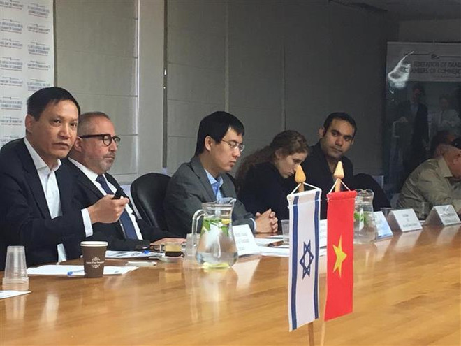 Ông Đỗ Minh Hùng, Đại sứ Việt Nam tại Israel (ngoài cùng bên trái) phát biểu tại hội thảo. (Ảnh: Công Đồng/TTXVN) Cơ hội kinh doanh tại Việt Nam cho các nhà nhập khẩu Israel ảnh 1