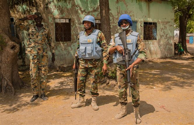 Binh sỹ thuộc phái bộ gìn giữ hòa bình Liên hợp quốc ở Nam Sudan (UNMISS) tuần tra tại Leer . (Nguồn: AFP/TTXVN) Liên hợp quốc kéo dài lệnh trừng phạt đối với Nam Sudan ảnh 1