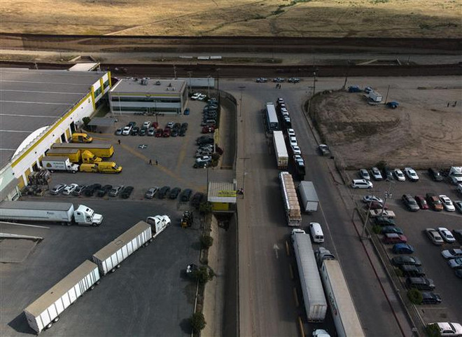 Các phương tiện vận chuyển hàng hóa từ Mexico vào Mỹ chờ tại cảng thương mại ở Otay, Tijuana (Mexico). (Ảnh: AFP/TTXVN) Mexico chỉ trích việc Mỹ đánh thuế 5% với hàng hóa nước này ảnh 1