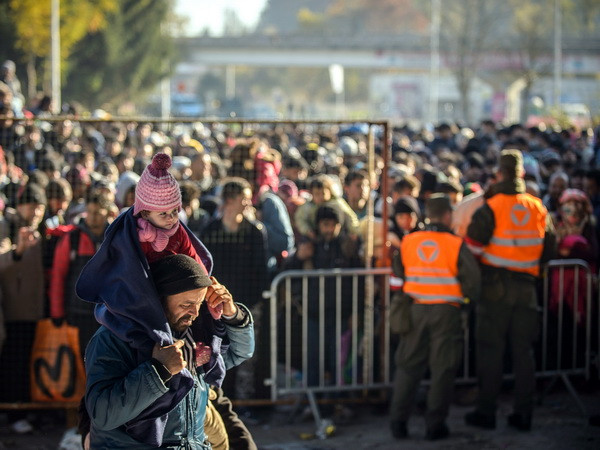 Dòng tị nạn đổ vào châu Âu có thể vượt 1 triệu người trong năm 2015 ảnh 1