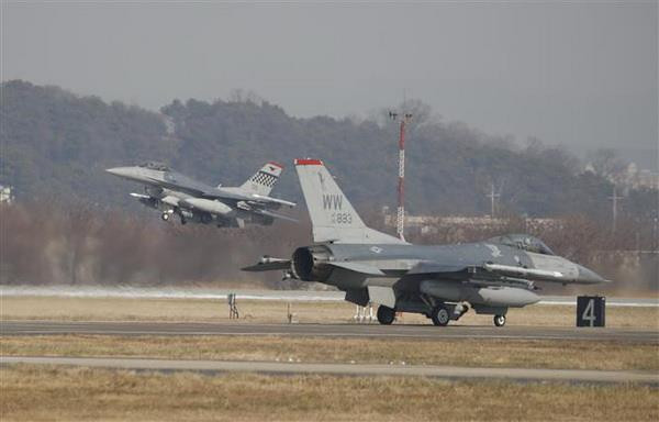 Máy bay F-16 của không quân Mỹ tham gia cuộc tập trận Vigilant Ace giữa Mỹ và Hàn Quốc tại Căn cứ Không quân Osan ở Pyeongtaek, Hàn Quốc, ngày 6/12/2017. (Nguồn: AFP/TTXVN) Hàn Quốc và Mỹ khởi động tập trận không quân chung ảnh 1