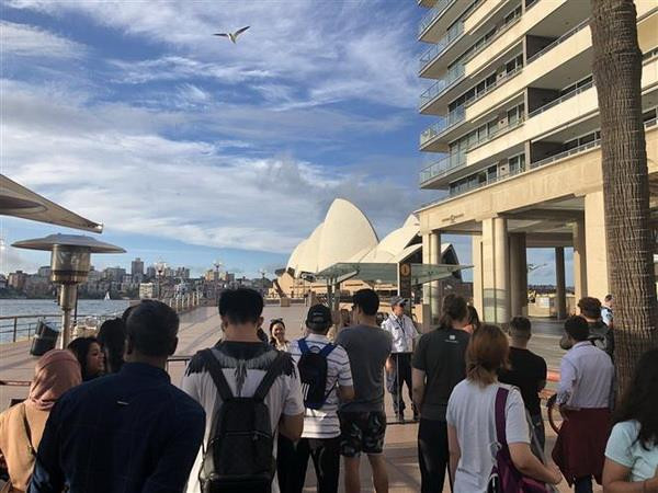 Khách du lịch và người dân được sơ tán khỏi khu vực nhà hát con sò Opera ở thành phố Sydney do rò rỉ khí ga. (Nguồn: News.com.au/TTXVN) Australia: 500 người dân gần nhà hát con sò sơ tán khẩn vì rò khí gas ảnh 1