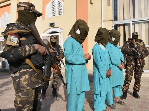 Lực lượng an ninh Afghanistan bắt giữ các tay súng Taliban trong chiến dịch truy quét khủng bố ở Jalalabad ngày 20/12. (Ảnh: EPA/TTXVN) Afghanistan: Nổ lớn tại thủ đô Kabul, khiến 5 người thương vong ảnh 1