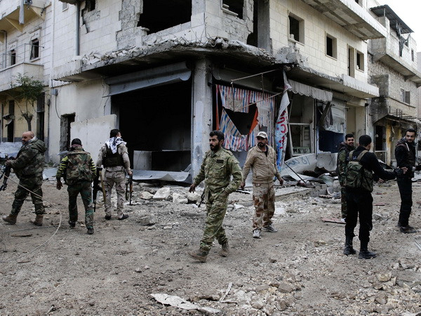Binh sỹ Syria tuần tra tại thị trấn al-Bab ngày 3/12 vừa qua. (Ảnh: AP/TTXVN) Nga-Thổ Nhĩ Kỳ nhất trí về kế hoạch ngừng bắn trên toàn Syria ảnh 1