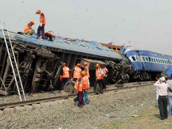 Gần 40 người bị thương sau vụ tàu tốc hành trật đường ray ở Ấn Độ ảnh 1