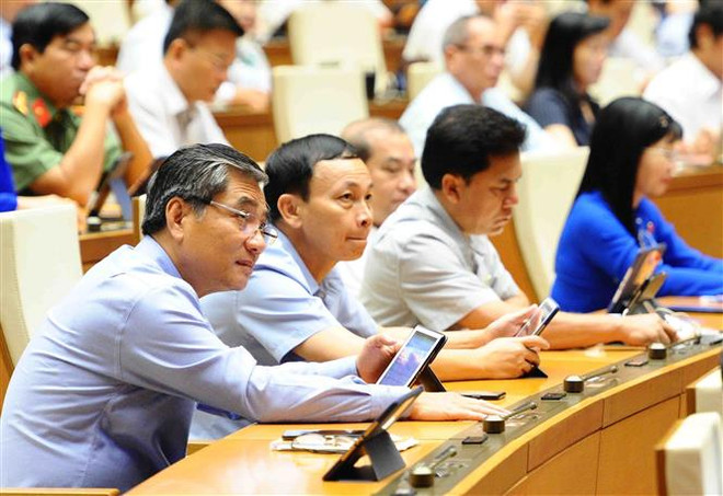 Các đại biểu biểu quyết thông qua Luật Cảnh sát cơ động. (Ảnh: Minh Đức/TTXVN) Quốc hội biểu quyết thông qua Luật Cảnh sát cơ động ảnh 1