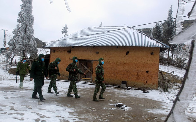 Bộ đội Biên phòng 'ăn núi, ngủ rừng' trong giá rét để làm nhiệm vụ ảnh 1