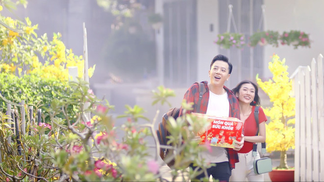 Không còn chuyện trốn Tết như mọi năm, MV Món quà tặng cha đánh dấu ước muốn về nhà của giới trẻ trong dịp Tết năm nay. Ngập tràn cảm xúc trong MV tri ân cha mẹ ngày Tết của Trà Dr Thanh ảnh 1